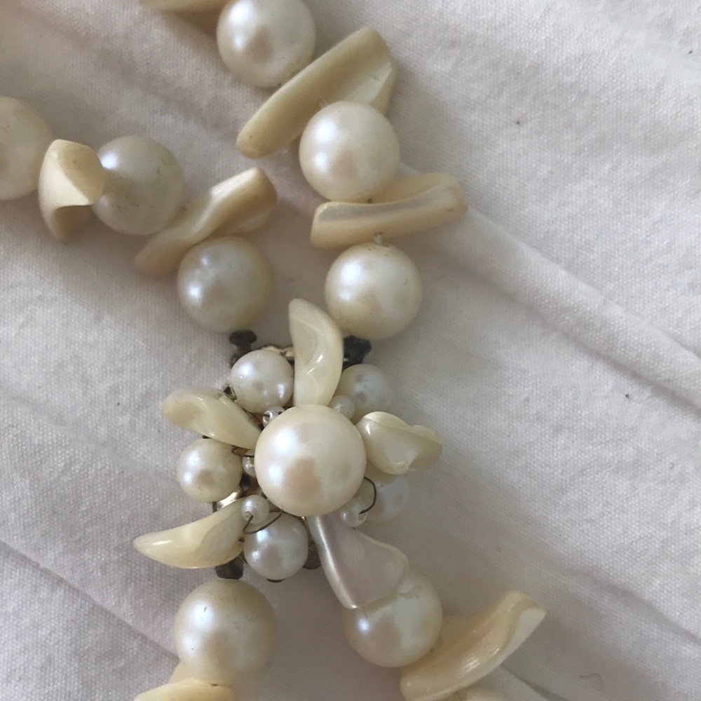 Vintage costume pearl necklace. Super pretty 👑 - Picture 3 of 4